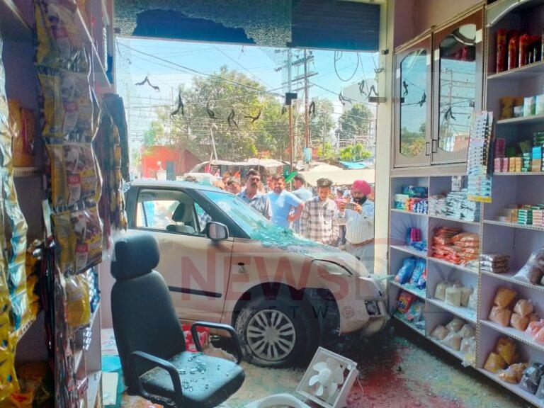 बद्रीपुर में अनियंत्रित होकर दुकान में जा घुसीं स्विफ़्ट कार..