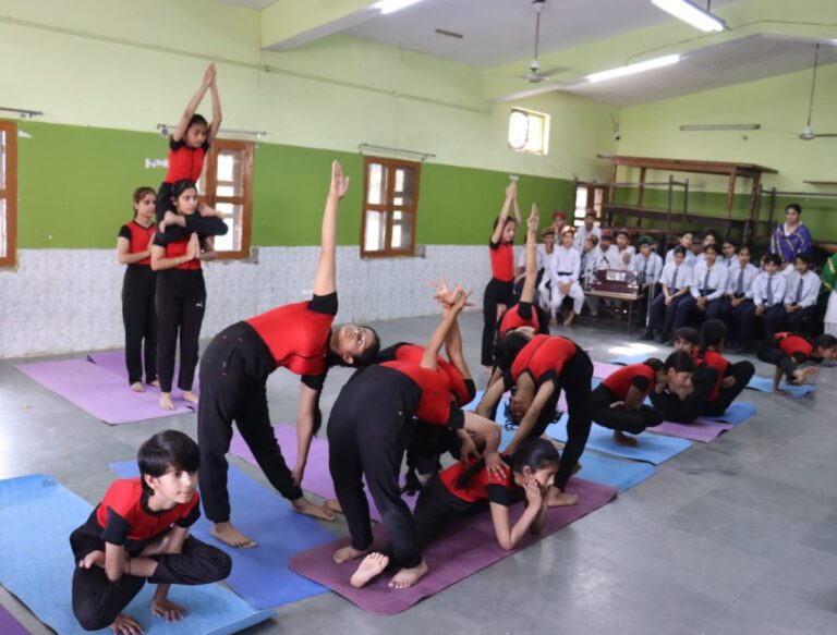 हिमाचल दिवस पर आयोजित होने वाले सांस्कृतिक कार्यक्रमों के लिए विभिन्न सरकारी, निजी स्कूलों और शिक्षण संस्थानों के छात्र-छात्राओ की रिहर्सल..