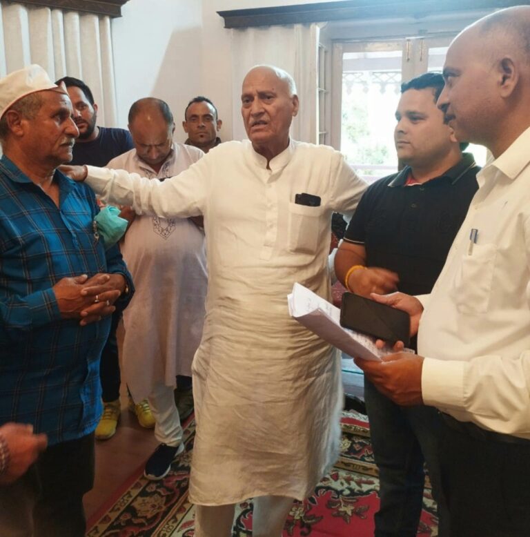 कृषि एवं पशुपालन मंत्री को हिमस्खलन से प्रभावित  भेड़ पालकों ने आर्थिक सहायता का सौपा ज्ञापन..