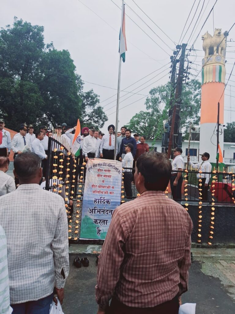 कारगिल विजय दिवस् पर पाँवटा साहिब के शहींद समारक पर भूतपूर्व् सैनिक सगठन द्वारा शहींदो को श्रदांजलि अर्पित की..