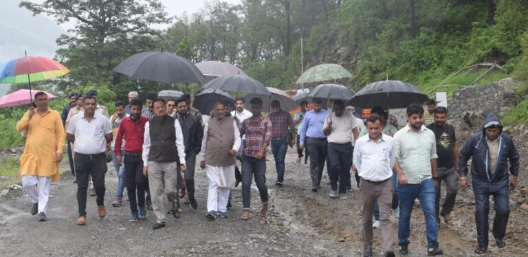 उद्योग मंत्री हर्षवर्धन चौहान व विधायक सुखराम चौधरी ने राष्ट्रीय राजमार्ग-707 पांवटा-शिलाई का निरीक्षण करने के उपरांत मार्ग की शीघ्र बहाली के दिये निर्देश