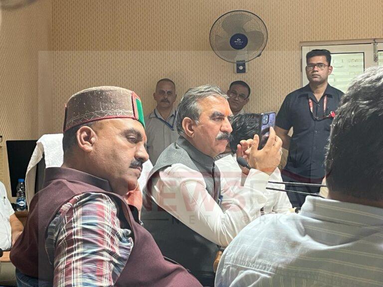 मुख्यमंत्री ने सोमवार सुबह चार बजे तक राहत एवं बचाव कार्य का जायजा लिया..