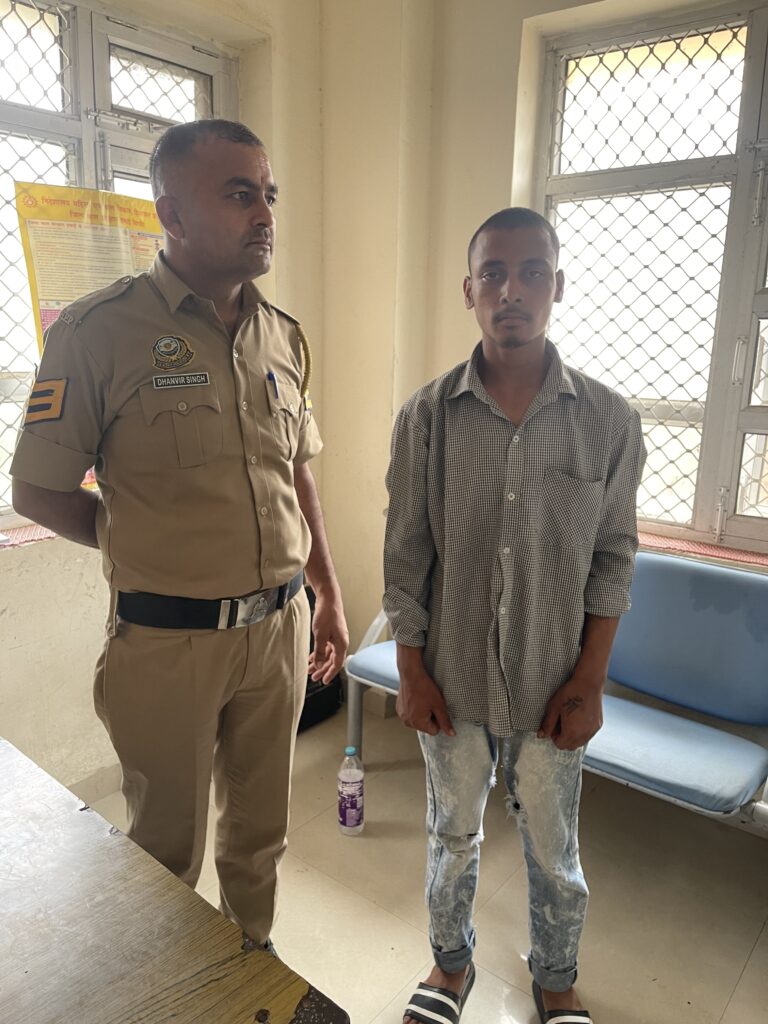 दुकानदारों ने पकड़ा मोबाइल चोर, किया पुलिस के हवाले..