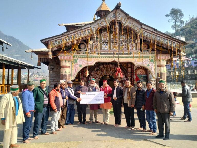 महासू मंदिर समिति हनोल को मंदिर समिति खत समालटा ने भेंट किया 11 लाख रुपए का चेक