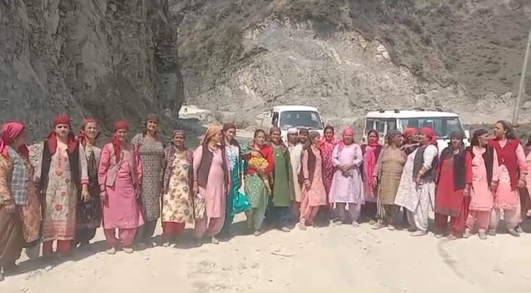 एनएच 707 पर श्माह में बच्चो सहित सड़क पर उतरी महिलाएं किया चक्का जाम