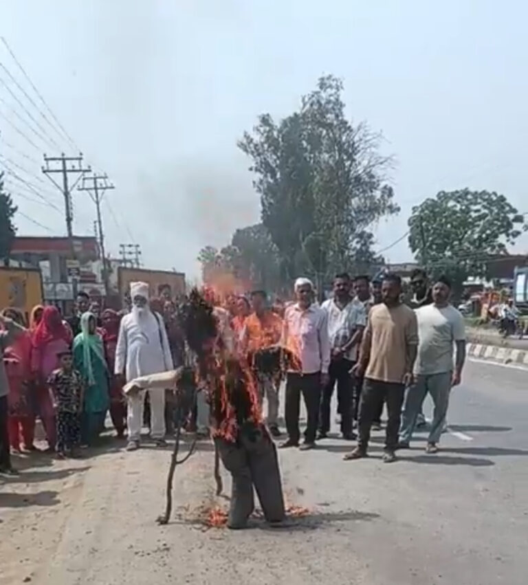 मुआवजे की मांग को लेकर किसानों का धरना जारी, नेशनल हाईवे एथॉरिटी ऑफ इंडिया का ग्रामीणों ने फूंक पुतला