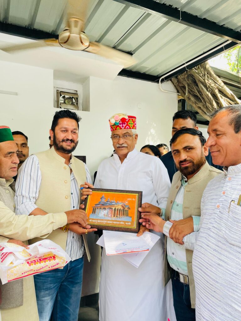 संस्कृति व पर्यटन मंत्री भारत सरकार गजेंद्र सिंह शेखावत को दिल्ली में महासू महाराज मंदिर पशमी की प्राण प्रतिष्ठा समारोह का दिया निमंत्रण