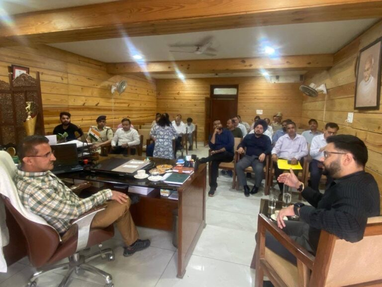 उपायुक्त सिरमौर ने प्रशासनिक अधिकारियों के साथ की पाँवटा साहिब में समीक्षा बैठक
