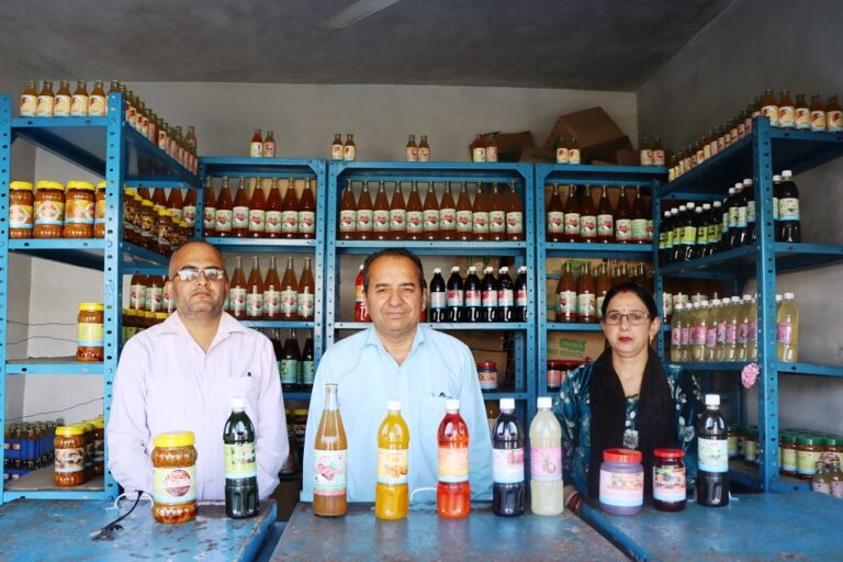 बागवानों के छोटे आकर वह दागी फलों का भी मिलेगा उचित मूल्य, प्रदेश सरकार के धौला कुआँ वह राजगढ़ के फल विधायन केंद्र में ! साथ ही साथ शुद्ध फलों से बने जूस, अचार व चटनी का लुत्फ यहा ले सकते है ग्राहक