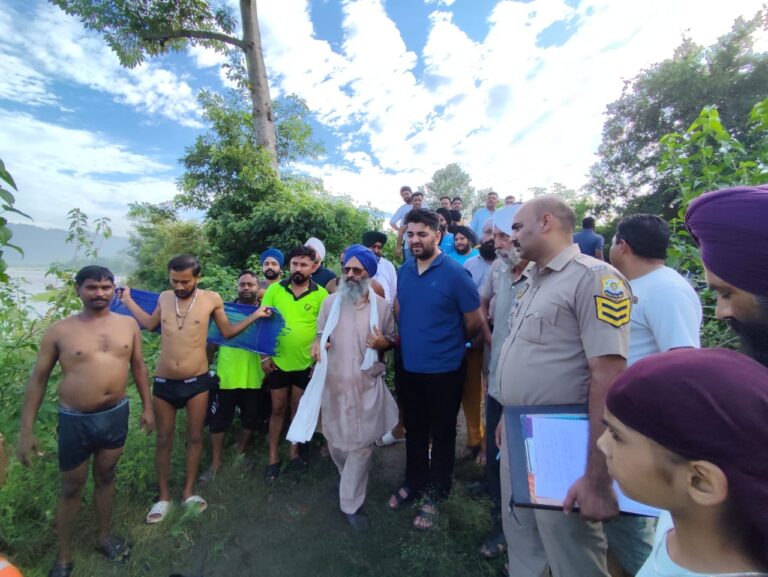 पांवटा साहिब : यमुना का जलस्तर बढ़ने से गुरुद्वारा में फँसे श्रद्धालु, प्रशासन ने किया रेस्क्यू