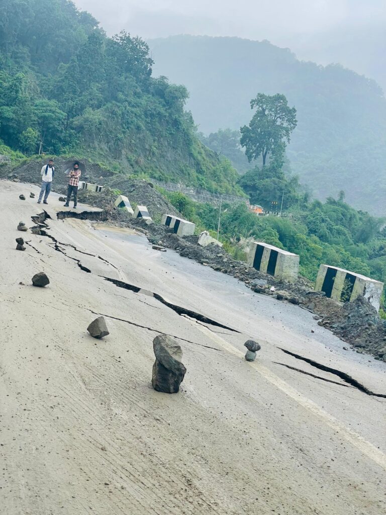 एनएच 707 पर कच्ची डांग के पास सड़क फिर धसना शुरू