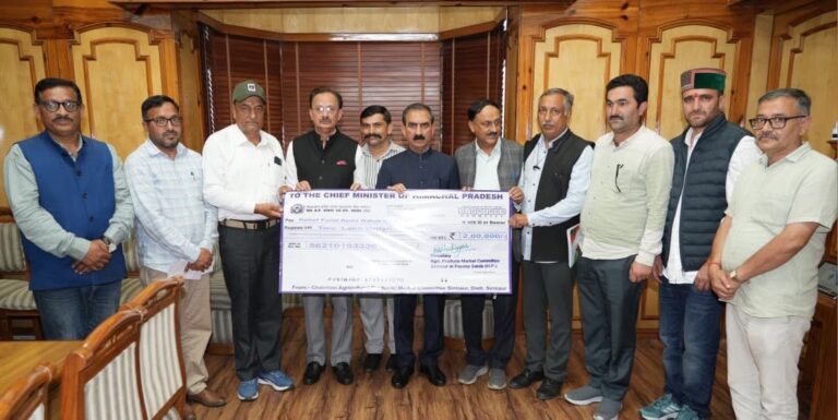 मुख्यमंत्री आपदा राहत कोष में APMC सिरमौर के सदस्यों का सहयोग