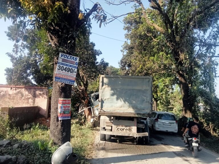 पांवटा साहिब: घर के बाहर खड़े पेड़ में जाकर टकराया ट्राला, बड़ी घटना होने से बची