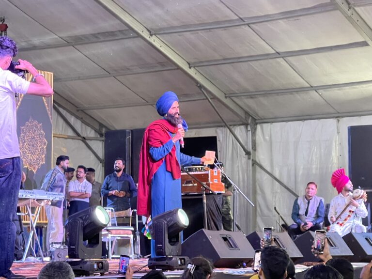 सूफी रंग और पहाड़ी नजारे में डूबी पांवटा की शाम, कंवर ग्रेवाल और कुलदीप शर्मा ने मचाया धमाल