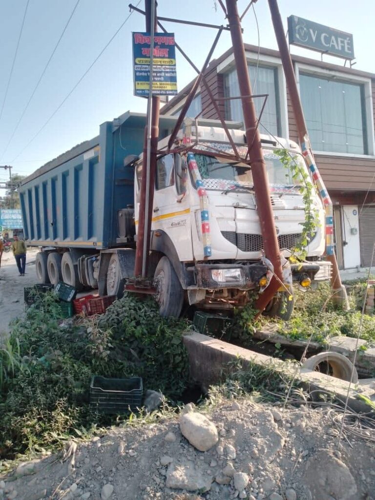 ट्राले ने खोया नियंत्रण, कॉम्प्लेक्स के बाहर 11 हज़ार के॰वी की लाइन से टकराया