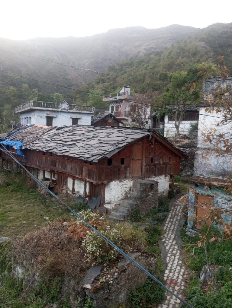 सड़क सुविधा से वंचित गाभर गांव, पलायन से सुनसान हो चुकी कभी आबाद रही बस्ती ! 101 वर्षीय बुजुर्ग मोही राम अब भी देख रहे है सड़क की राह