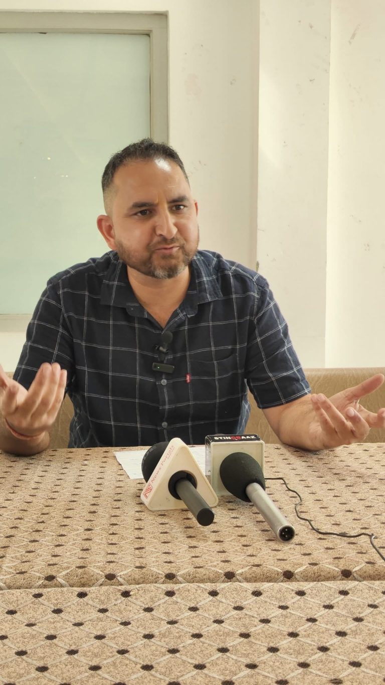 सही दस्तावेज हैं तो प्रशासन को दें, ईमानदार अधिकारी पर बयानबाज़ी न करें ,ग्रेट खली पर बरसे प्रदीप चौहान