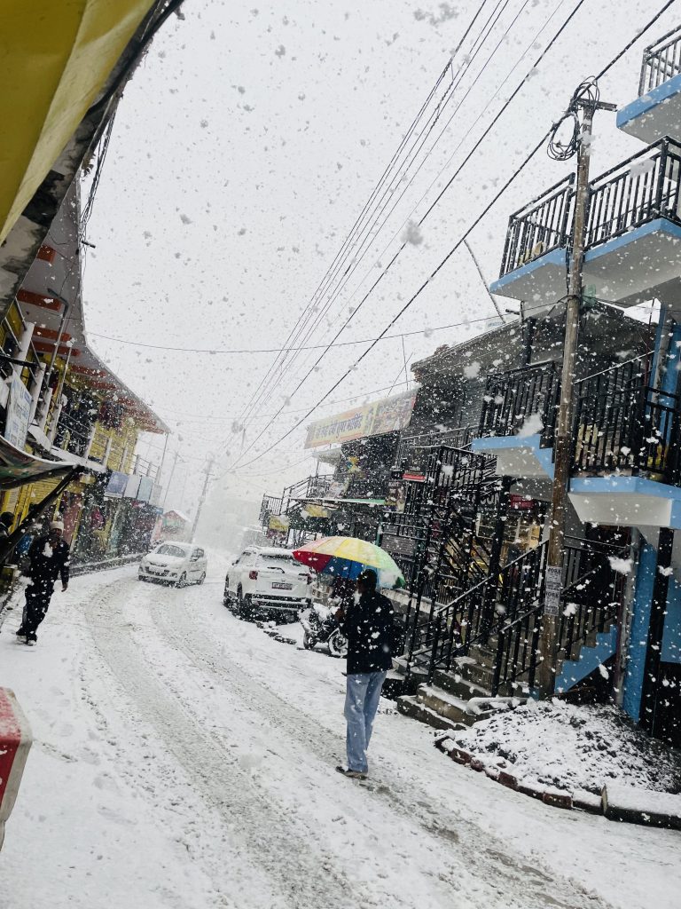गिरीपार के शिलाई विधानसभा क्षेत्र में वर्षों बाद बर्फ़बारी, किसानों-बागवानों में खुशी, पर्यटन को मिला बढ़ावा