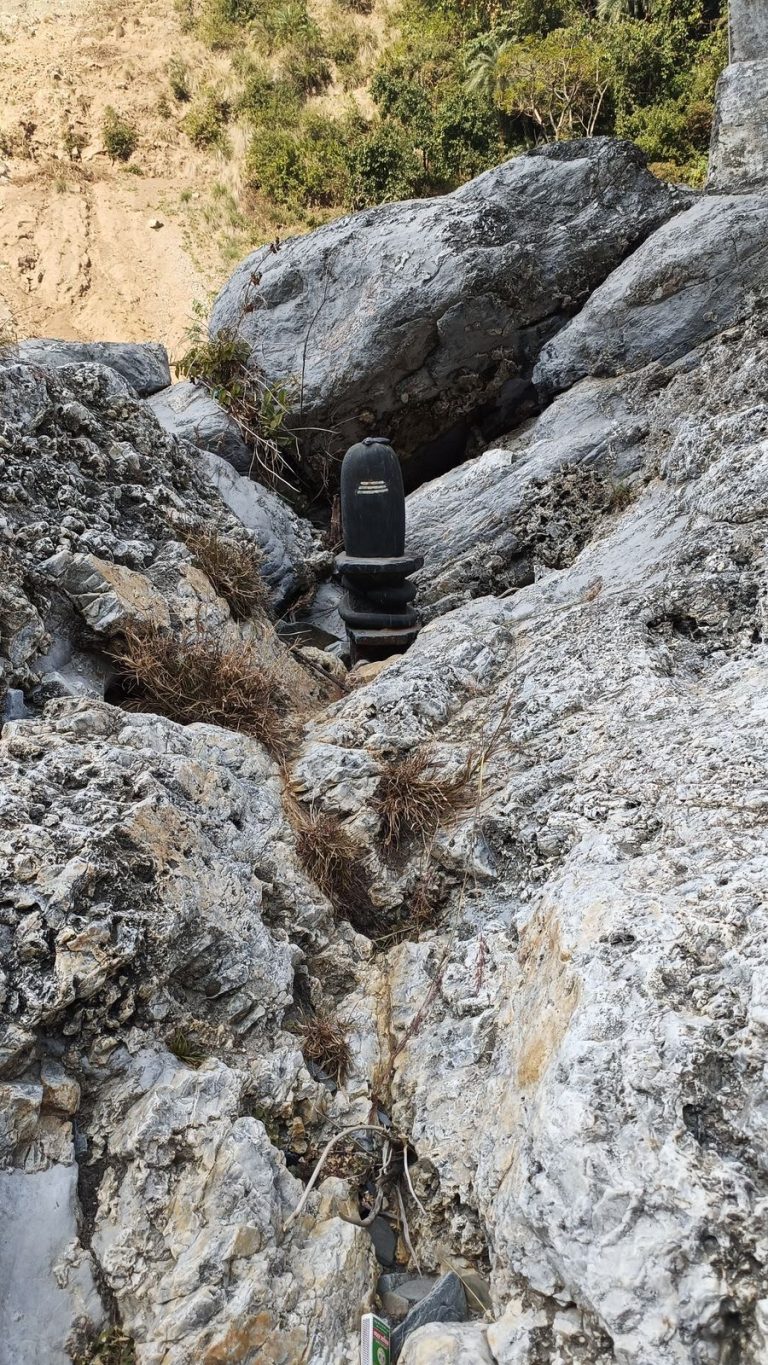 रोनहाट में भंगाल खड्ड के बीच प्रकट हुआ स्वयंभू शिवलिंग, आस्था और रहस्य का केंद्र बना स्थल