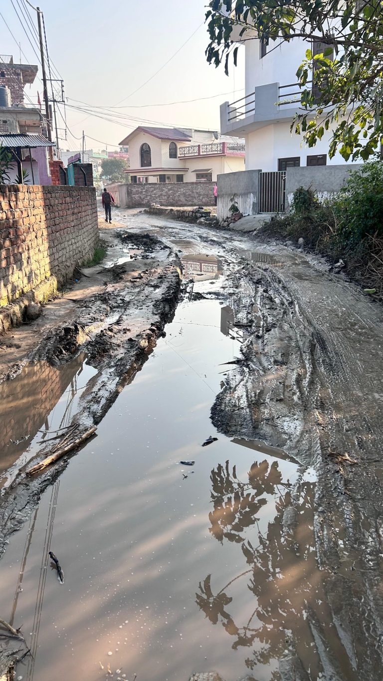 यमुना विहार कॉलोनी व भाटावाली सीमा का मुख्य मार्ग बदहाल, लोगों ने एसडीएम से लगाई गुहार