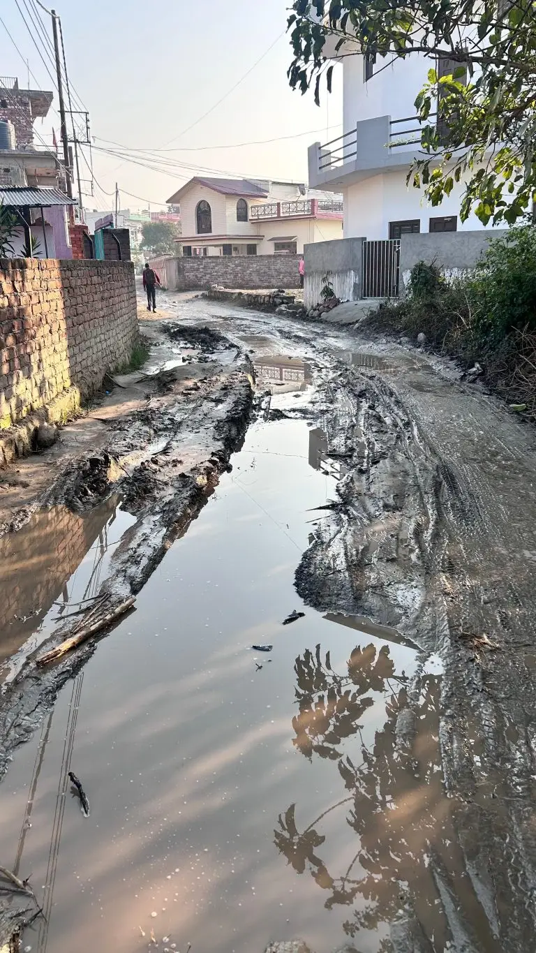 यमुना विहार कॉलोनी व भाटावाली सीमा का मुख्य मार्ग बदहाल, लोगों ने एसडीएम से लगाई गुहार