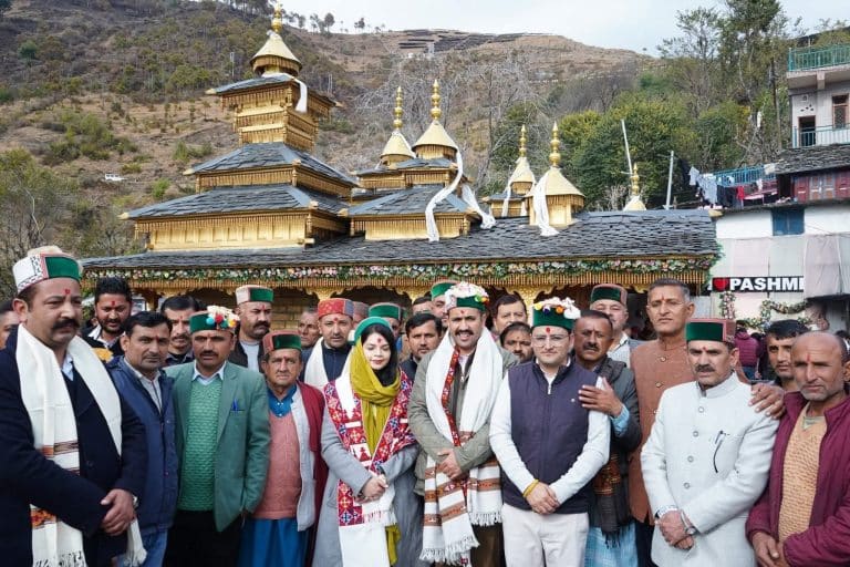 पीडब्ल्यूडी मंत्री विक्रमादित्य सिंह ने शिलाई के पशमी गाँव में किए छत्रधारी चालदा महासू महाराज के दर्शन