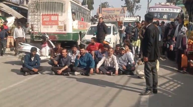 शिलाई बाजार में अवैध पार्किंग से जाम की समस्या, नागरिक सभा ने प्रशासन से की कार्रवाई की मांग