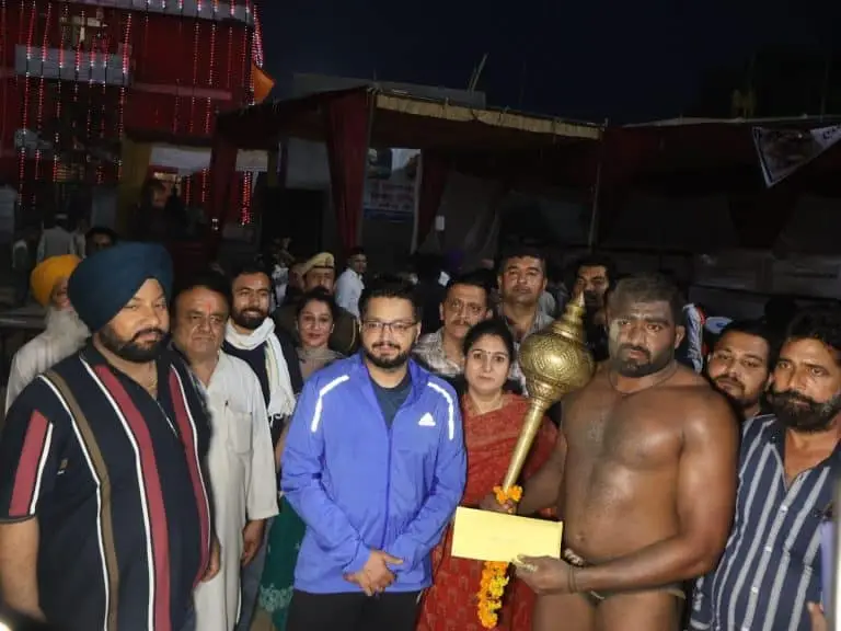 पांवटा के होली मेले में दंगल जम्मू के पहलवान फ़ारूख़ ने जीती माली, पंजाब के विवेक को हराया