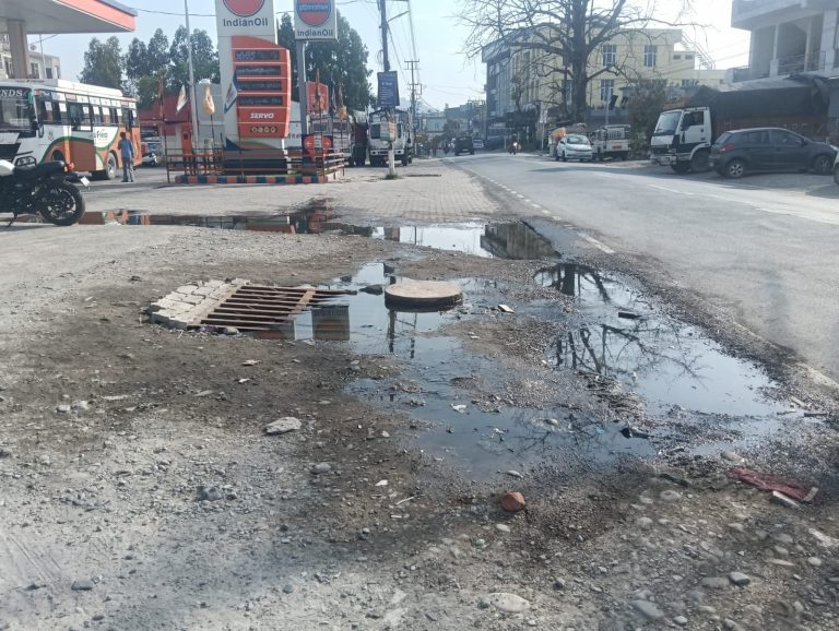 पांवटा साहिब के वार्ड नंबर-6 शुभखेड़ा में टूटा सीवरेज ढक्कन बना मुसीबत, सड़क पर बह रहा गंदा पानी, लोगों में बीमारी का डर