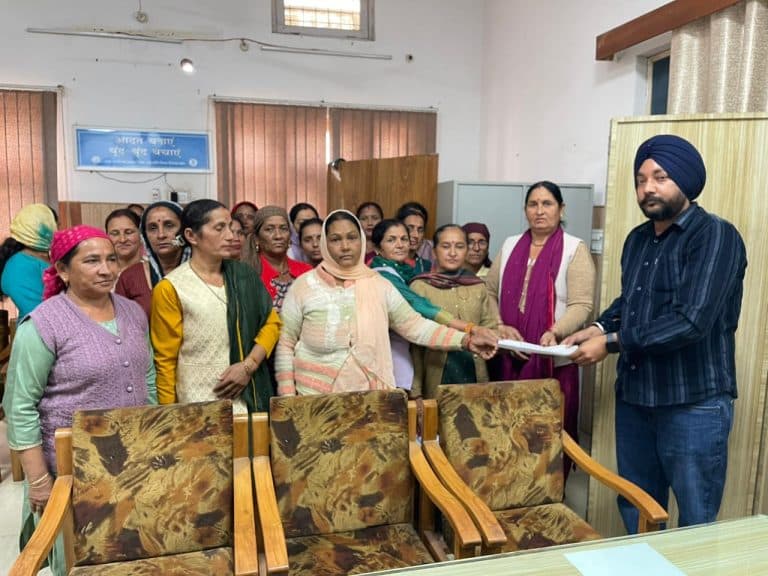 डांडा व कालाअम्ब में गहराया पेयजल संकट, महिलाओं का जल शक्ति विभाग को अल्टीमेटम