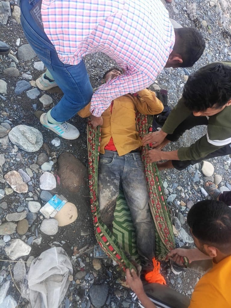 बांगरन पुल से गिरकर युवक घायल, अस्पताल में उपचार जारी