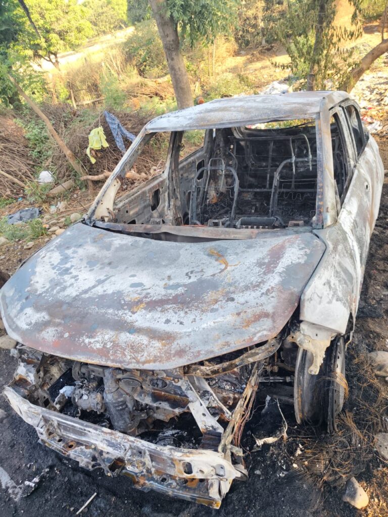 खड़ी कार में रहस्यमयी आग, पलभर में जलकर हुई राख