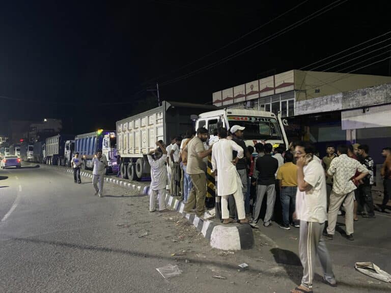 बेलगाम ट्रालों के खिलाफ फूटा युवाओं का गुस्सा, विश्वकर्मा चौक पर दो घंटे जाम; प्रदर्शनकारियों पर पुलिस ने किया मामला दर्ज