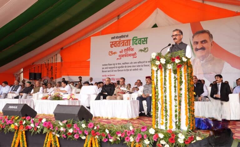 बड़सर में सीएम सुक्खू ने फहराया तिरंगा, कर्मचारियों, पेंशनरों और युवाओं के लिए की कई बड़ी घोषणाएं
