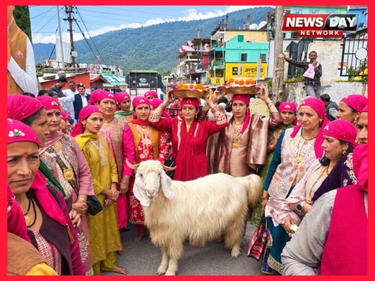 एक रंग की पारंपरिक वेशभूषा में पशमी की 500 भांजियां पहुंचीं चालदा महासू के दरबार